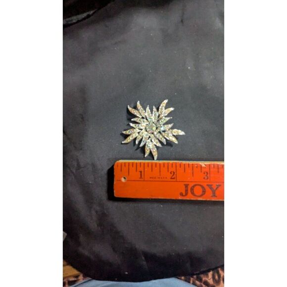 Sarah Coventry Vintage Rhinestone Starburst Pin Brooch  Silver Aurora Borealis S - Picture 6 of 6